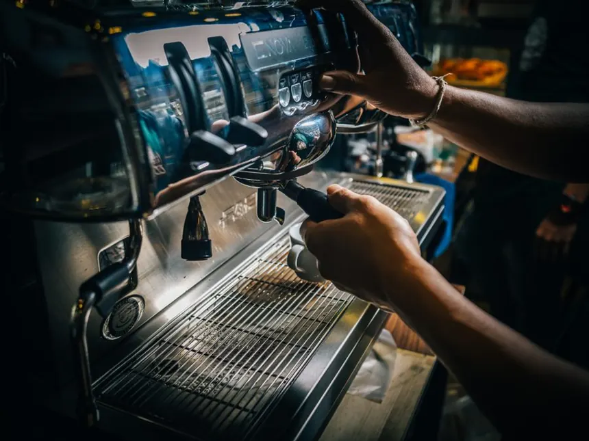 Barista con experiencia para cafetería de especialidad