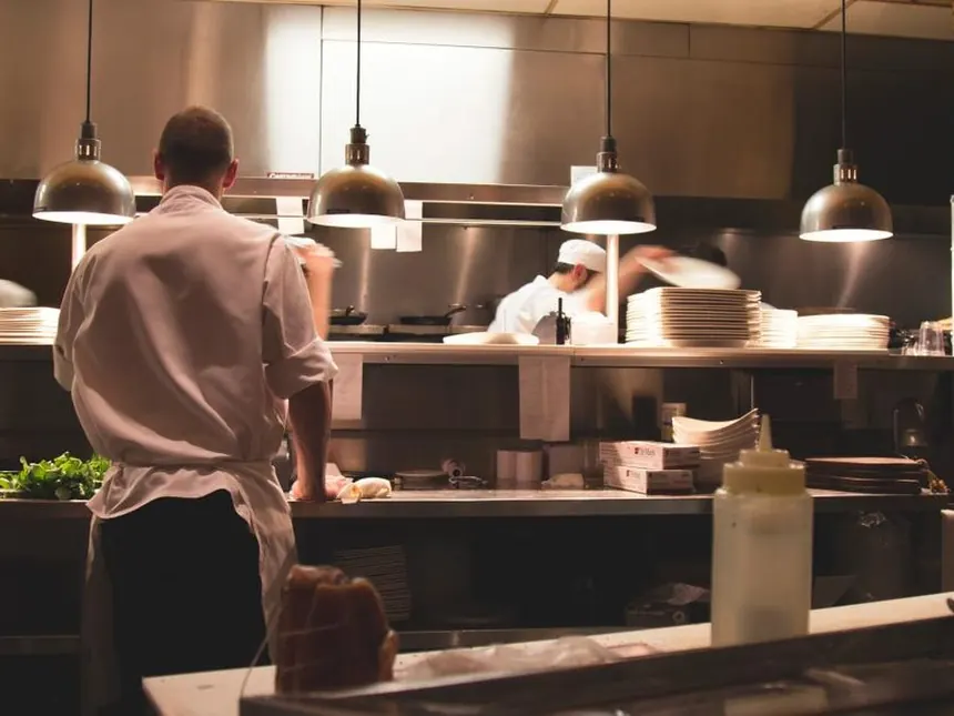 Auxiliar de cocina para restaurante de cadena